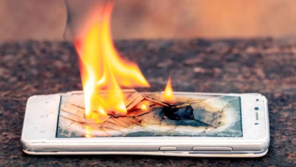 5 greșeli care pot provoca EXPLOZIA telefonului mobil sau îl pot avaria iremediabil