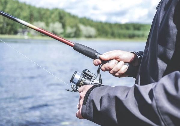 Și-a postat captura pe Facebook și a fost amendat de inspectorii de la Garda de Mediu. Greșeala care l-a costat bani frumoși 