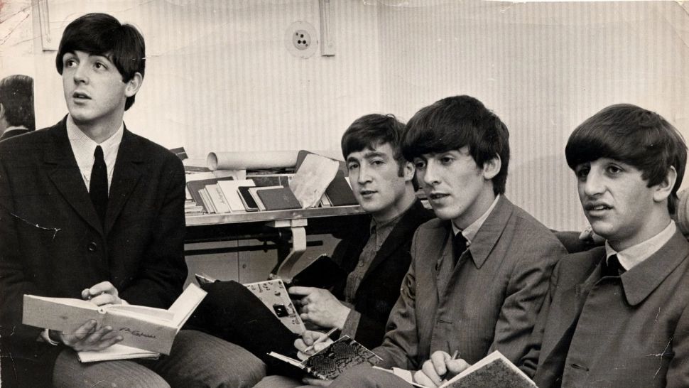 O nouă piesă Beatles cu vocea lui John Lennon, refăcută folosind Inteligența Artificială. Lovitură uriașă pe piața muzicală