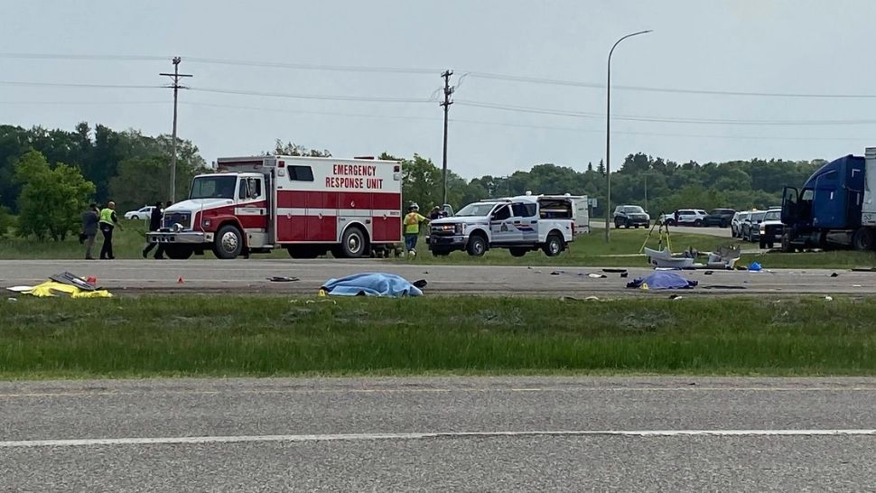 Catastrofă rutieră în Canada. Cel puțin 15 oameni au murit, după ce un TIR a lovit un autobuz - GALERIE