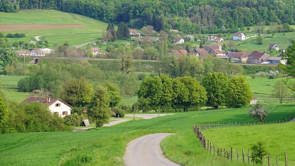 Un sat din Franța scoate la vânzare opt terenuri cu un euro pe metru pătrat 
