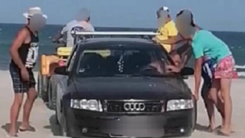 A vrut să fie cool dar a rămas cu mașina împotmolită în nisip, la malul mării/ Captură video 