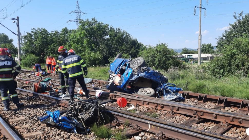 Accident cumplit în județul Bacău. 2 copii și 2 adulți AU MURIT. Trenul a spulberat mașina în care se aflau