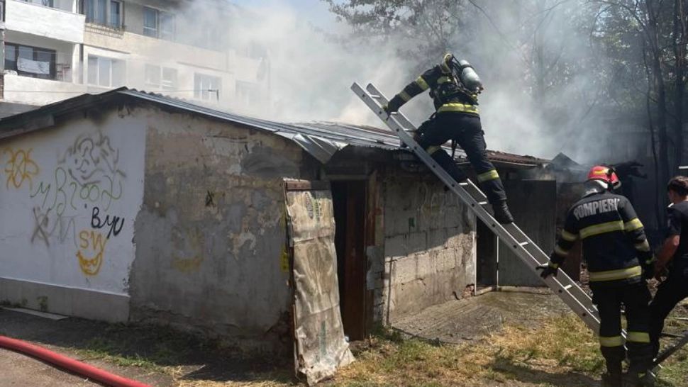 24 de garaje au luat foc în Bacău. Foto/ISU Bacău