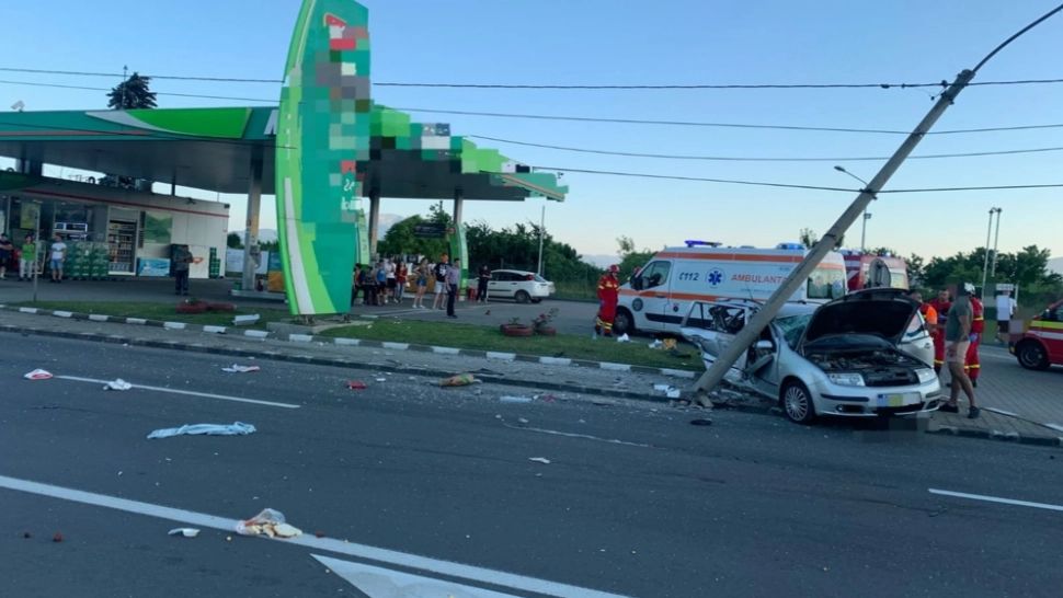 Moarte șocantă la Codlea - Două mașini s-au ciocnit violent, apoi una s-a izbit de un stâlp: 1 mort și 2 răniți