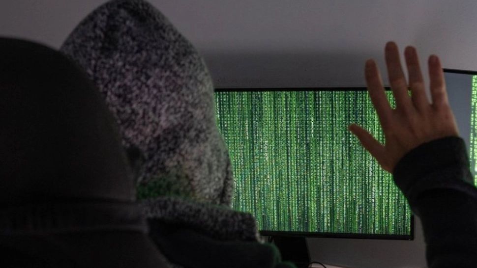 Escrocii dați pe mâna Poliției de mari vedete, IERTAȚI de instanță: Au furat peste 33.000 mii de dolari - Cum funcționa SCHEMA virtuală