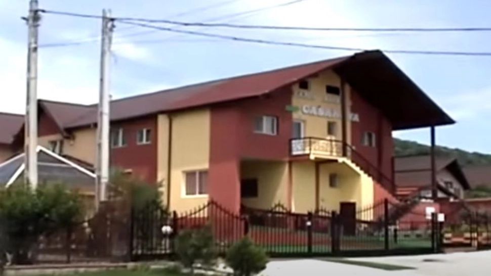 Patronul căminului Casanova refuză în continuare să deschidă ușa autorităților. Foto/Casanova