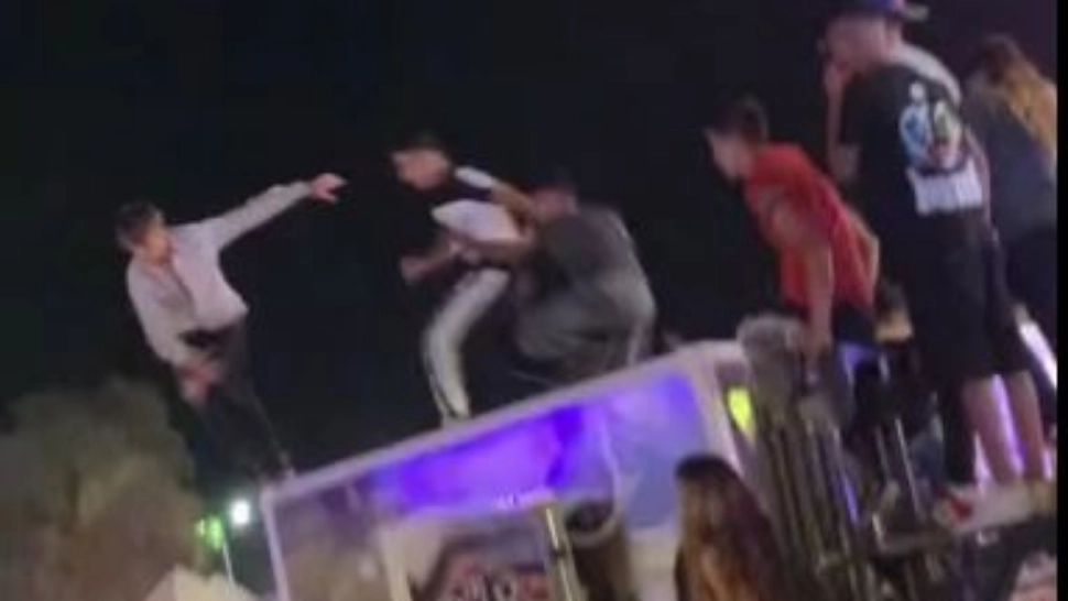 Momentul în care tinerii cad de pe gheretă. Foto/Captură video
