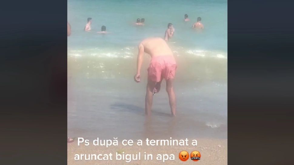 Un bărbat s-a epilat pe picioare pe malul mării. Foto: Captură TikTok