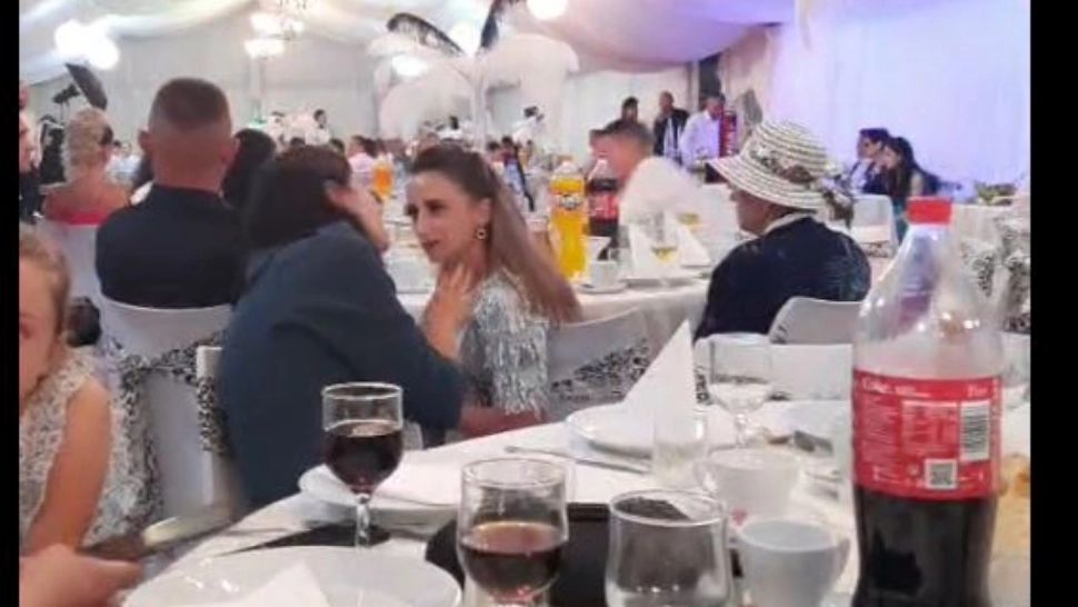 Nuntașii au petrecut în cortul amplasat pe stadionul comunei. Captură video