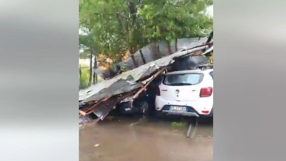 Acoperiș doborât de vânt peste mai multe mașini. Captură video