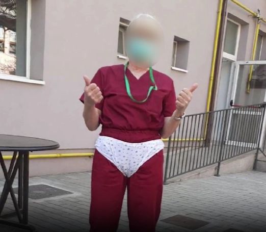 Mărturii din căminele groazei: "Aș fi vrut să fac câțiva pași, dar...". Asistentele, "vedete" în online - poze batjocoritoare și videoclipuri pe TikTok - FOTO