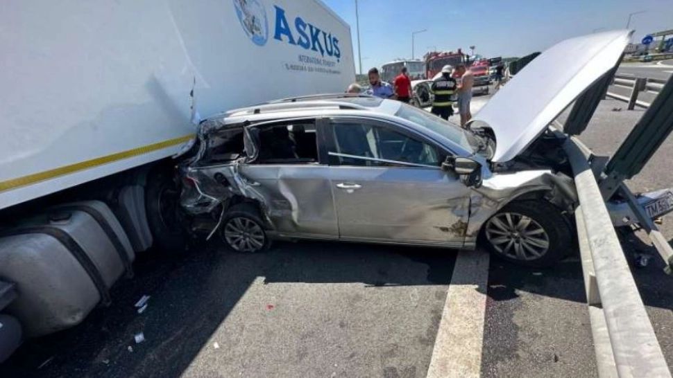 Un TIR și 4 mașini s-au accidentet pe A1 în dreptul localității Margina din Timiș. Foto/ISU Timiș