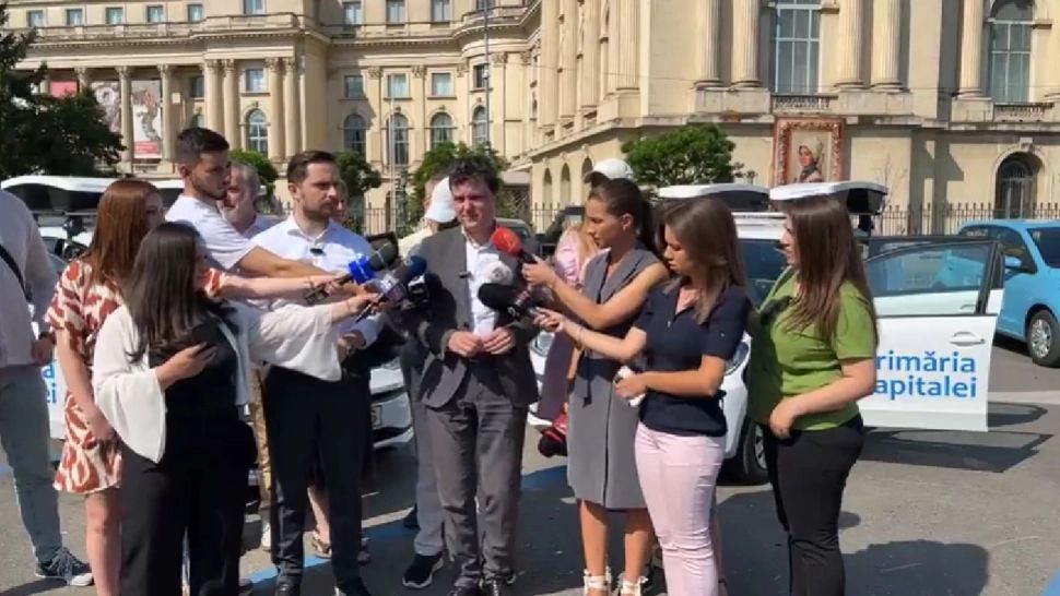 Nicușor Dan, la prezentarea celor două mașini care vor verifica parcările Municipalității. Foto: Facebook