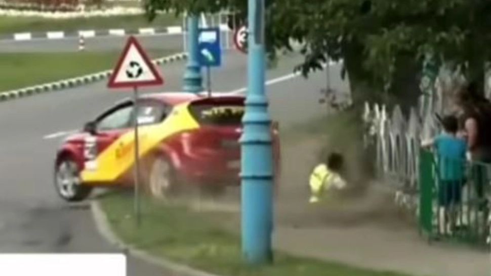 Spectator spulberta de o mașină de raliu, în Turnu Severin. Foto/Captură video