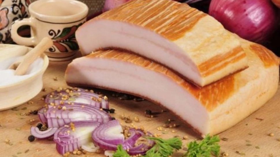 Slănina cu ceapă, „asezonate” cu țuică sau palincă, secretul antibioticului natural al strămoșilor