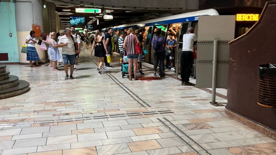 Haos la metrou, trenurile au mari întârzieri. Caz șocant în stația la Eroii Revoluției, un bărbat a căzut sub tren, iar apoi A FUGIT