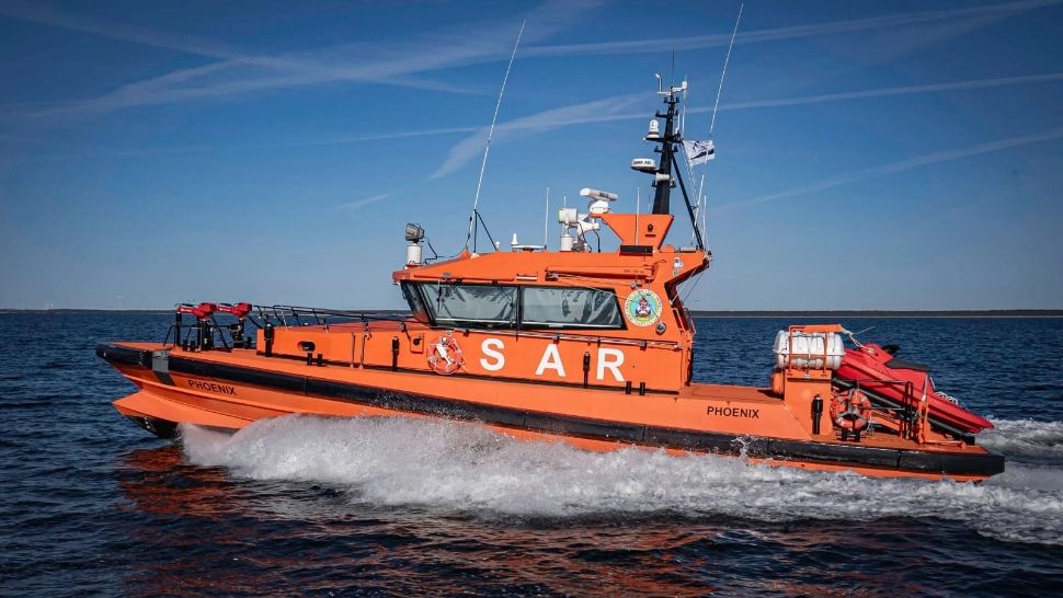 Navă aflată la festivităţile de Ziua Marinei, solicitată să intervină în cazul a două persoane aflate în pericol de înec