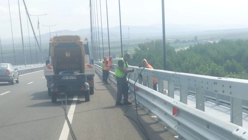 Verificările la podul de la Brăila. CNAIR: Operațiunea va continua până ce vor fi verificate toate cele 100.000 de șuruburi ale parapetelor - FOTO