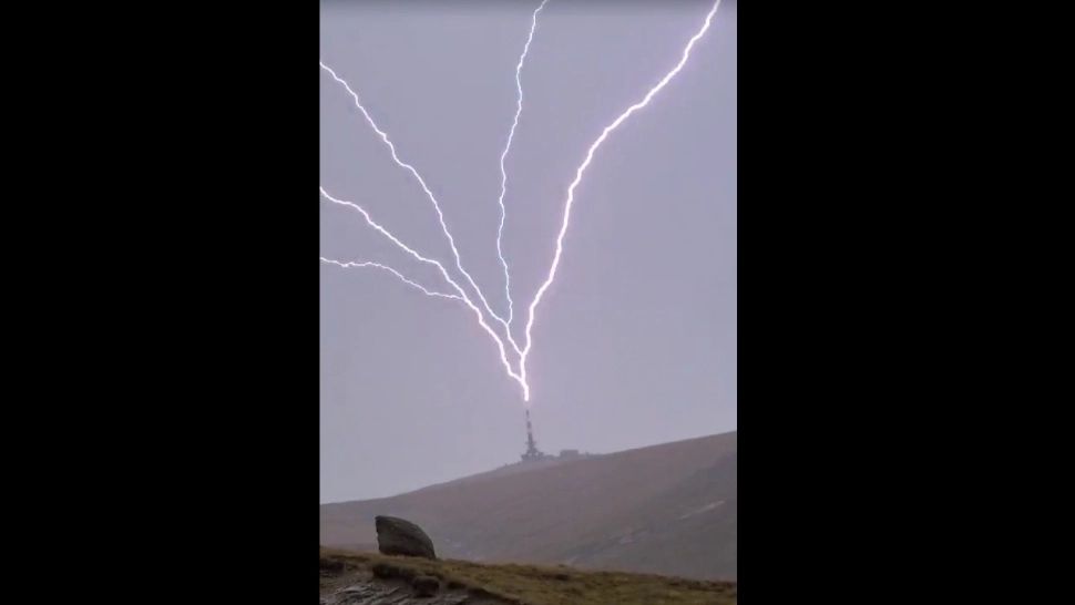 S-a aprins văzduhul în Bucegi: fenomenul „upward lightning” a creat un spectacol impresionant deasupra Vârfului Coștila/ Foto: Facebook