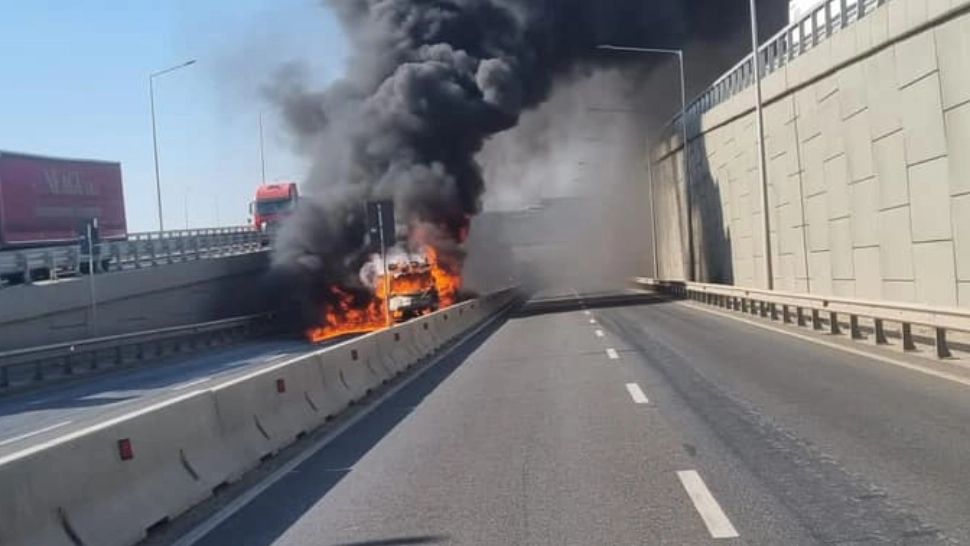 Trafic BLOCAT pe Centura București: O autoutilitară a luat FOC pe pasajul Domnești - Intervenția pompierilor