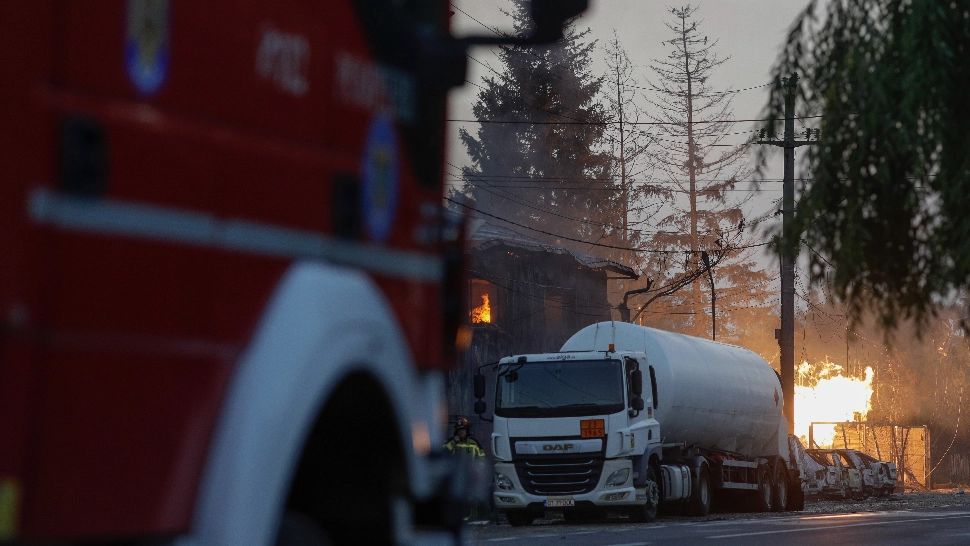 Pericolul uriaș persistă în Crevedia! Specialiștii încearcă să descarce ultima cisternă de gaz petrolier lichefiat