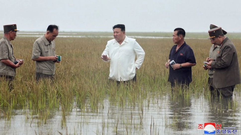 Dictatorul nord-coreean Kim Jong Un își ceartă miniștrii din cauza inundațiilor Foto: KCNA/Twitter