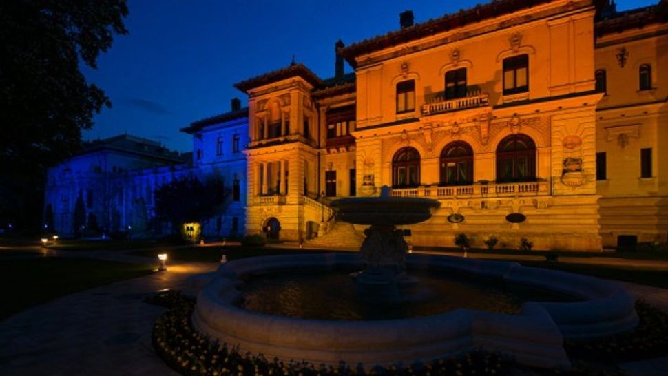 Palatul Cotroceni, iluminat în galben și albastru, culorile drapelului Ucrainei, în semn de solidaritate