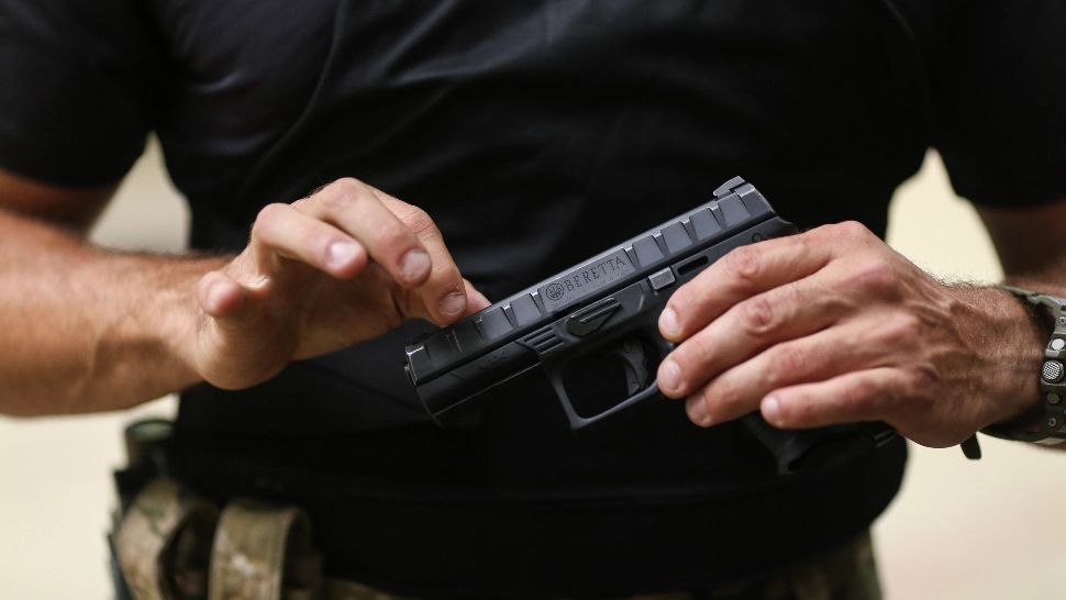 Adolescentă de 17 ani, împușcată în cap de fratele ei. Caz șocant, în Galați - motivul i-a șocat pe anchetatori
