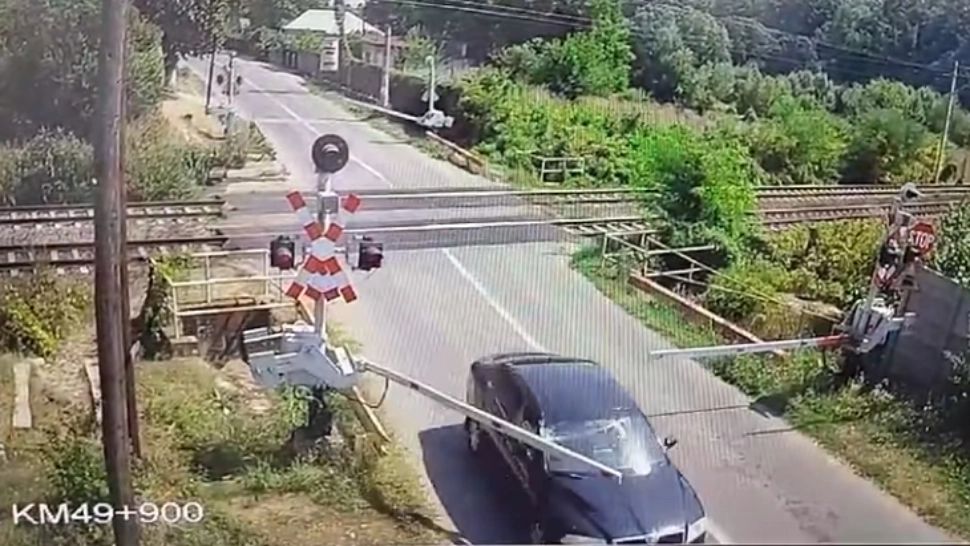Șoferul care a rupt bariera feroviară de la Brazi, ignorând semnalele acustice şi luminoase, s-a ales cu dosar penal - De ce este acuzat