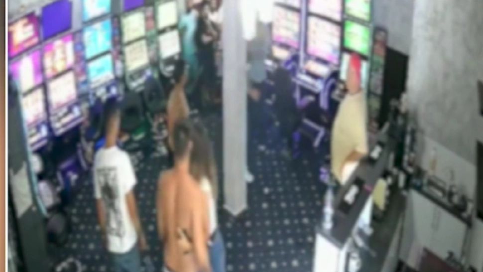 Bătaie generalizată într-o sală de jocuri din Vâlcea! De la ce a pornit conflictul / Captură video