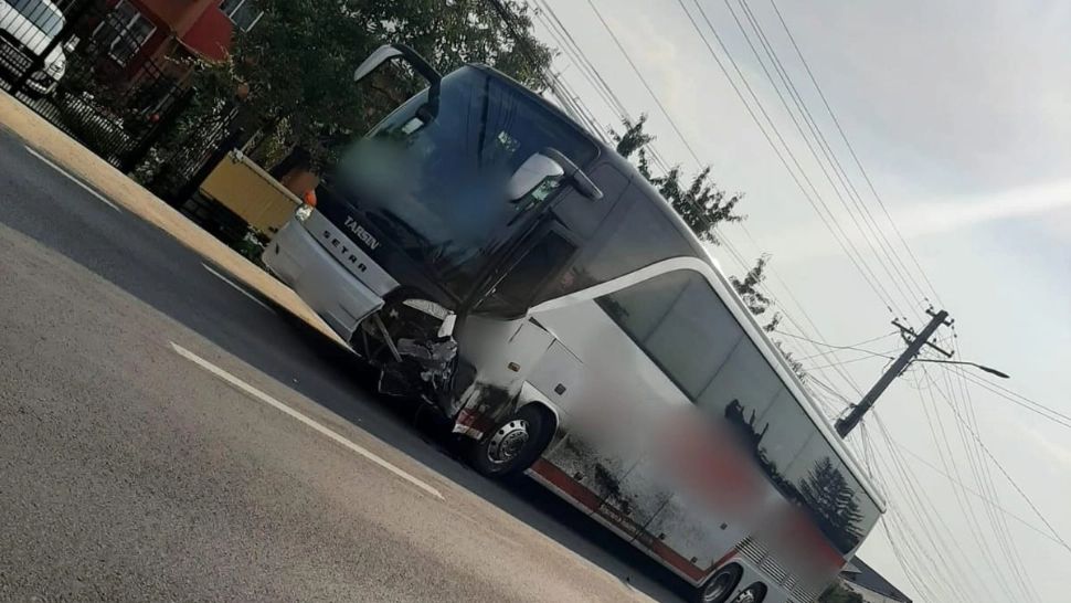 Un autocar în care se aflau 20 de persoane, implicat într-un accident la Suceava. O persoană, rănită - FOTO