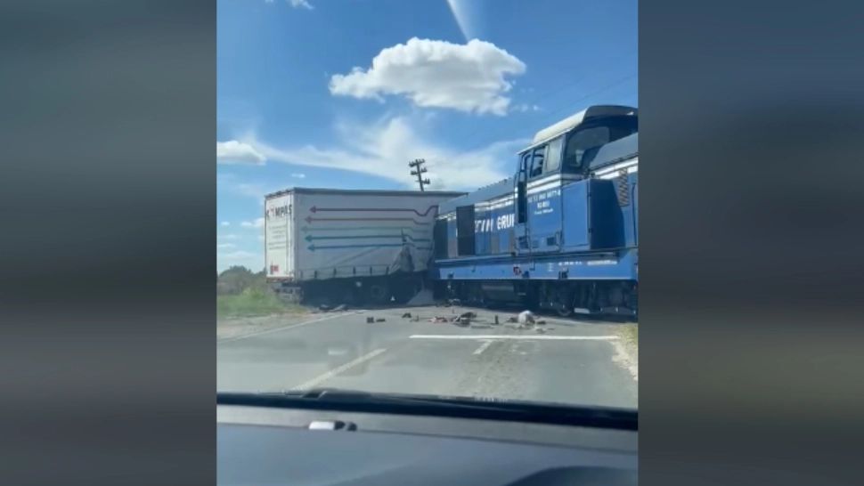 Autotren încărcat cu 20 tone de azotat de amoniu, lovit de o locomotivă  