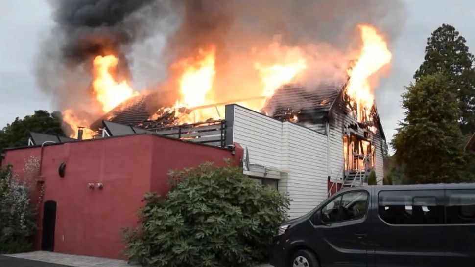 Cel puțin 11 oameni au murit în incendiul din cămin. Foto/Captură video