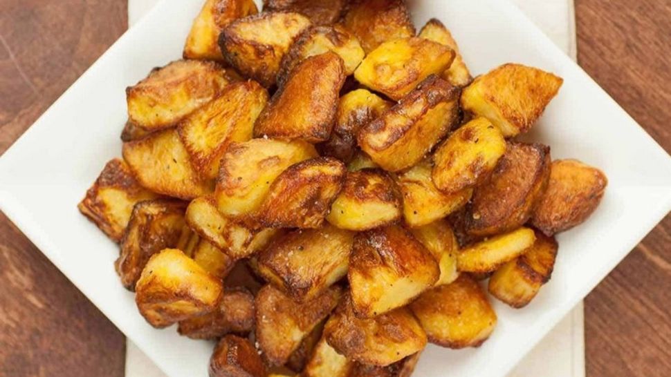 Pune un praf de bicarbonat peste cartofi înainte de a-i băga la cuptor. Vei folosi mereu acest truc genial 