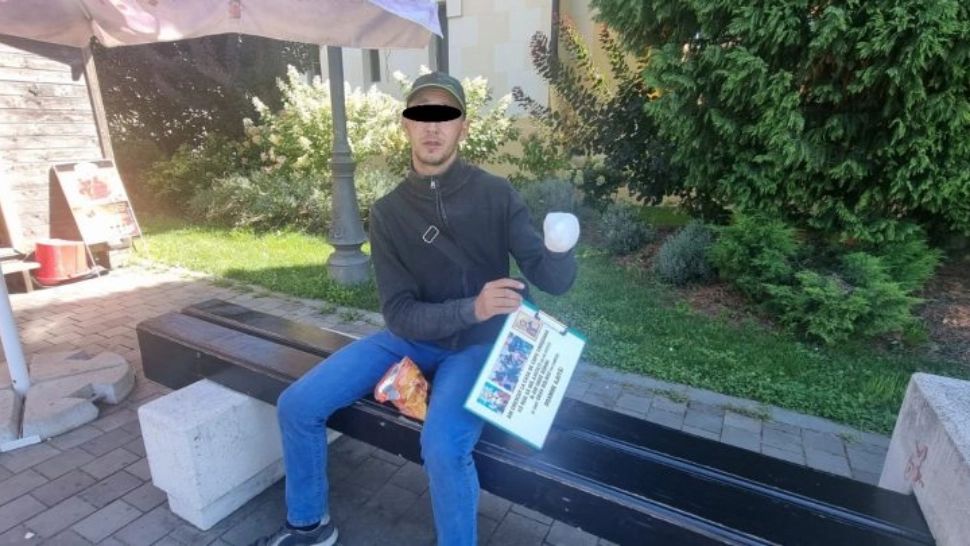 Cerșetorul avea mâna stângă bandajată, deși nu era rănit. Foto/Alba24