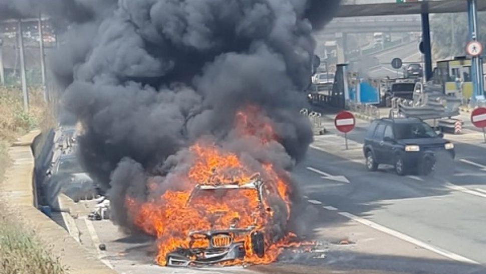 O mașină a luat foc la Stația de Taxare de la Fetești. Foto/ISU Ialomița