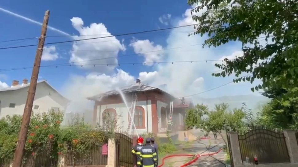 Incendiu de proporții din cauza panourilor fotovoltaice de pe acoperiș. Foto: Facebook