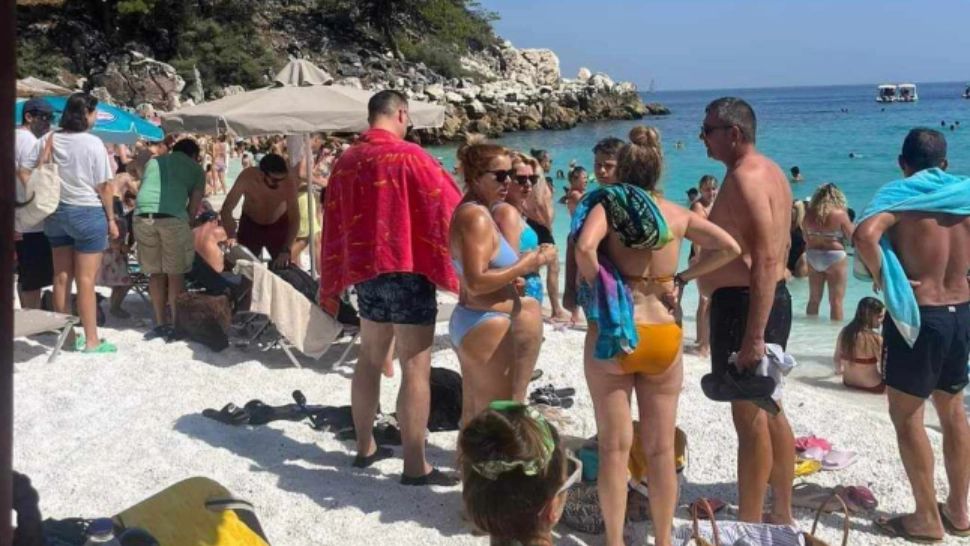 Mișcarea prosoapelor îi exasperează pe turiștii din Grecia. Foto: Facebook
