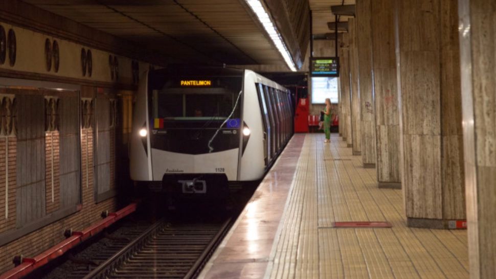 Incident grav la metrou: Gest extrem al unui călător - De ce s-a legat cu cătușe de șine în stația Piața Unirii - Anunțul Poliției