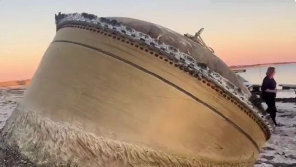 Obiect ciudat pe plaja