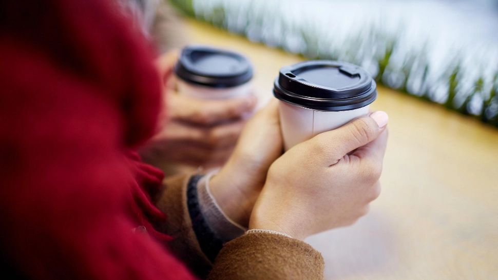 Ce se întâmplă în organism dacă bei cafea din pahare de plastic? Foto/Profimedia