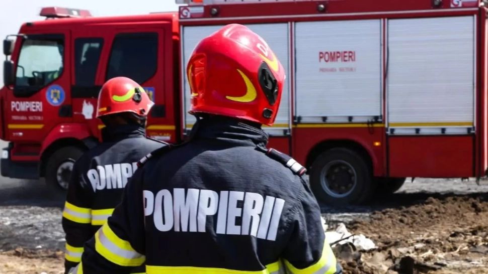 Incendiu cu degajări mari de fum la un service auto din Piteşti. Intervenție urgentă a pompierilor