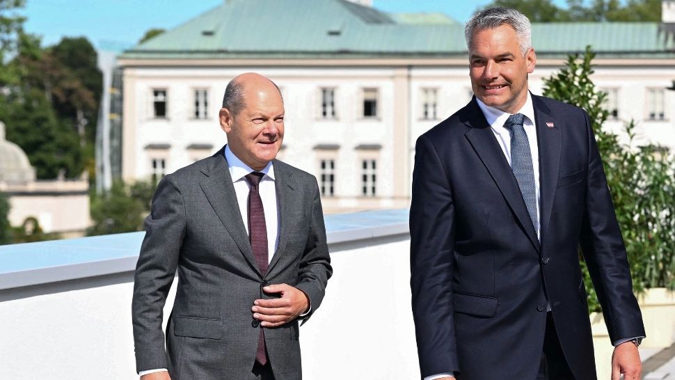 Olaf Scholz a fost primit la Salzburg de către cancelarul federal al Austriei, Karl Nehammer. Foto: Profimedia