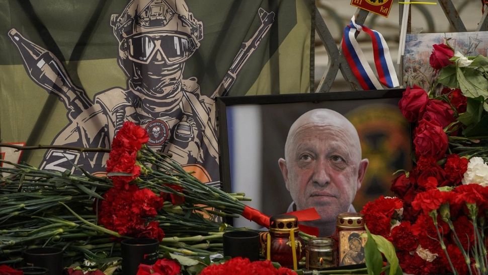 Rusii au depus flori La Moscova în memoria lui Evgheni Prigojin. Foto: Profimedia