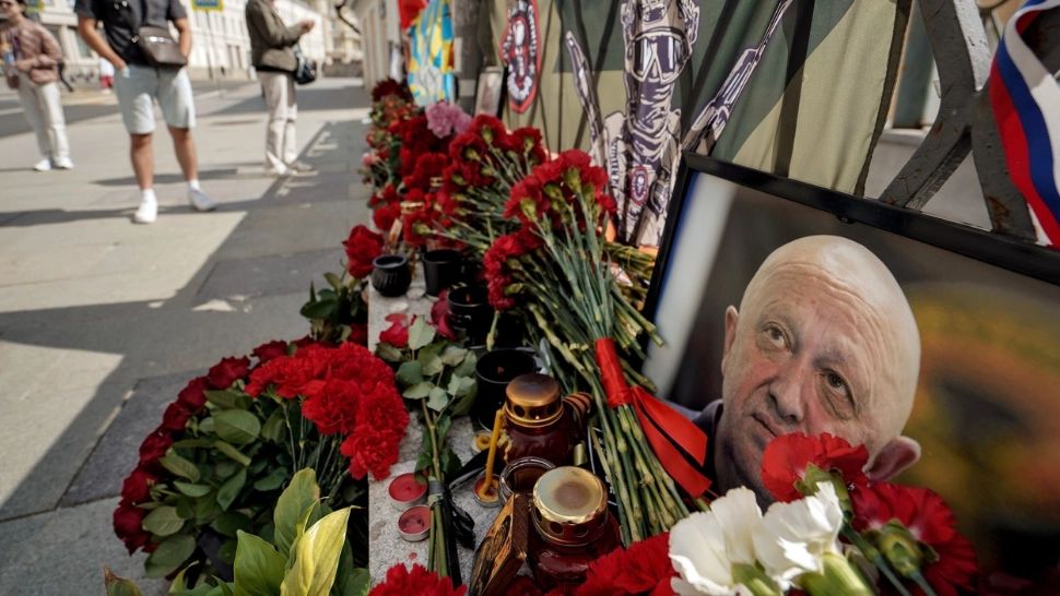 Orașele din Rusia, inundate de flori în memoria lui Prigojin. Foto: Profimedia