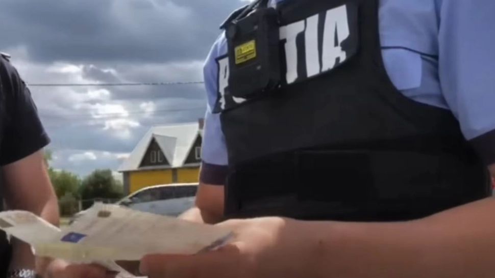 Polițistul trage „din greșeală” de talonul mașinii. Foto/Captură video