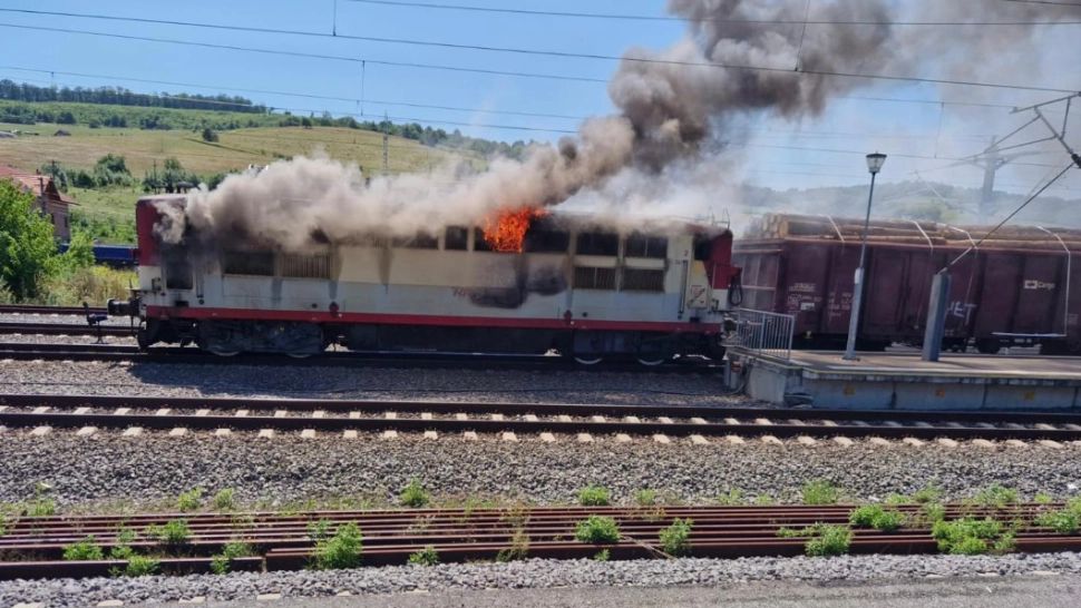 O locomotivă a luat foc în gara Dumbrăveni, județul Sibiu. Foto: Sibiu100