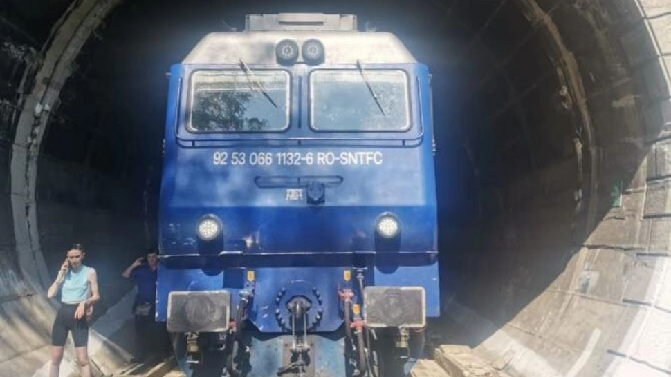 Tren blocat in tunel