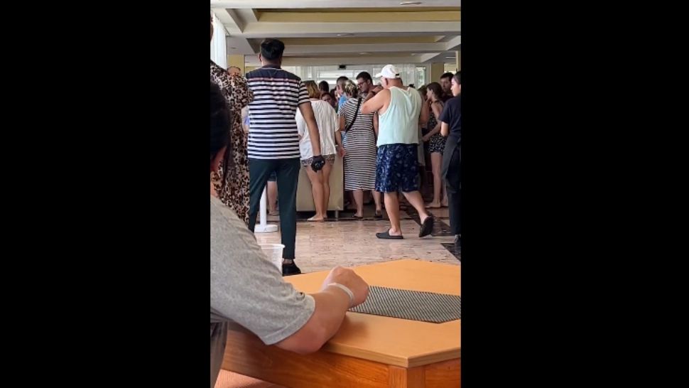 Turiștii de la trei hoteluri, îmbulzeală pentru o porție de mâncare. Foto: Caputură video Facebook